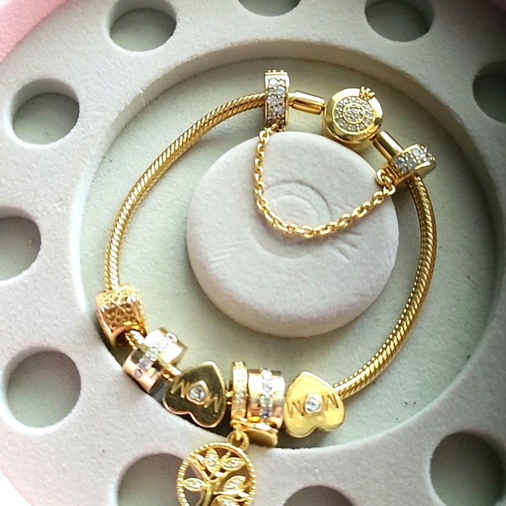 Pandora Moments Sparkling Crown O Snake Chain Bracelet 7 inc with two Sparkling
